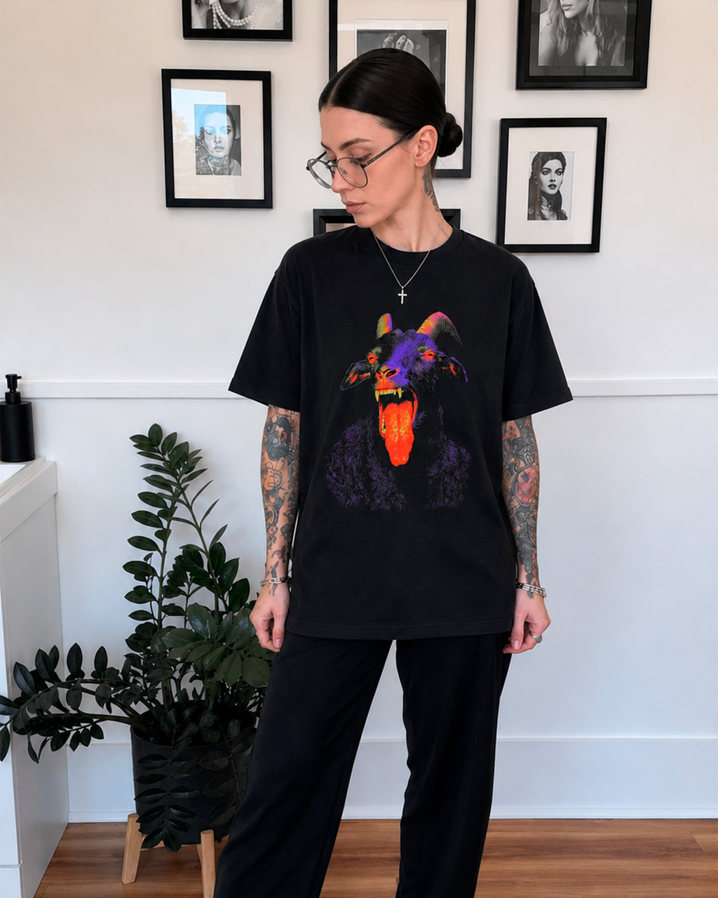 Camiseta Preta Baphomet Goat Dark Art Neon