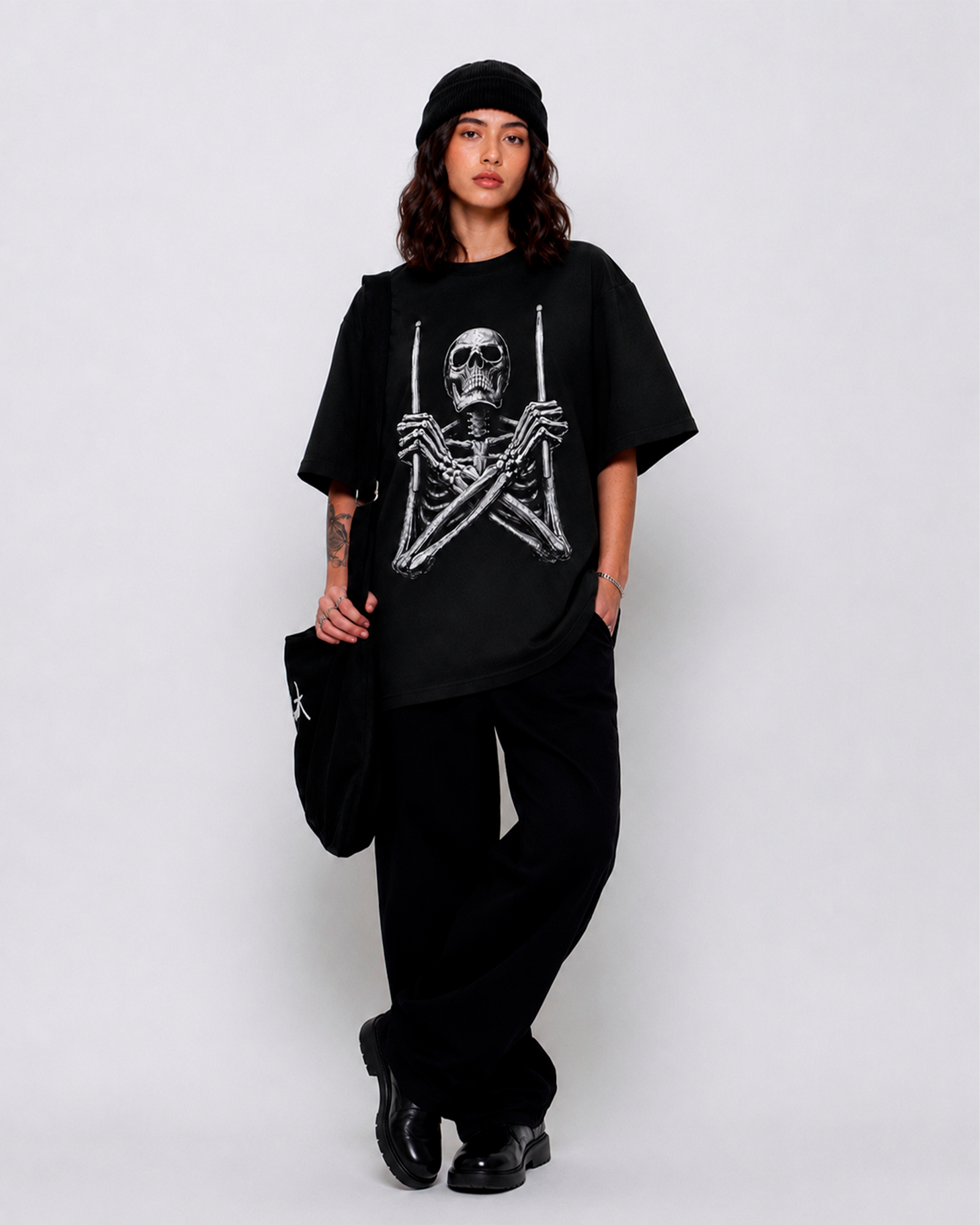 Camiseta Preta Rock Metal Caveira com Baquetas