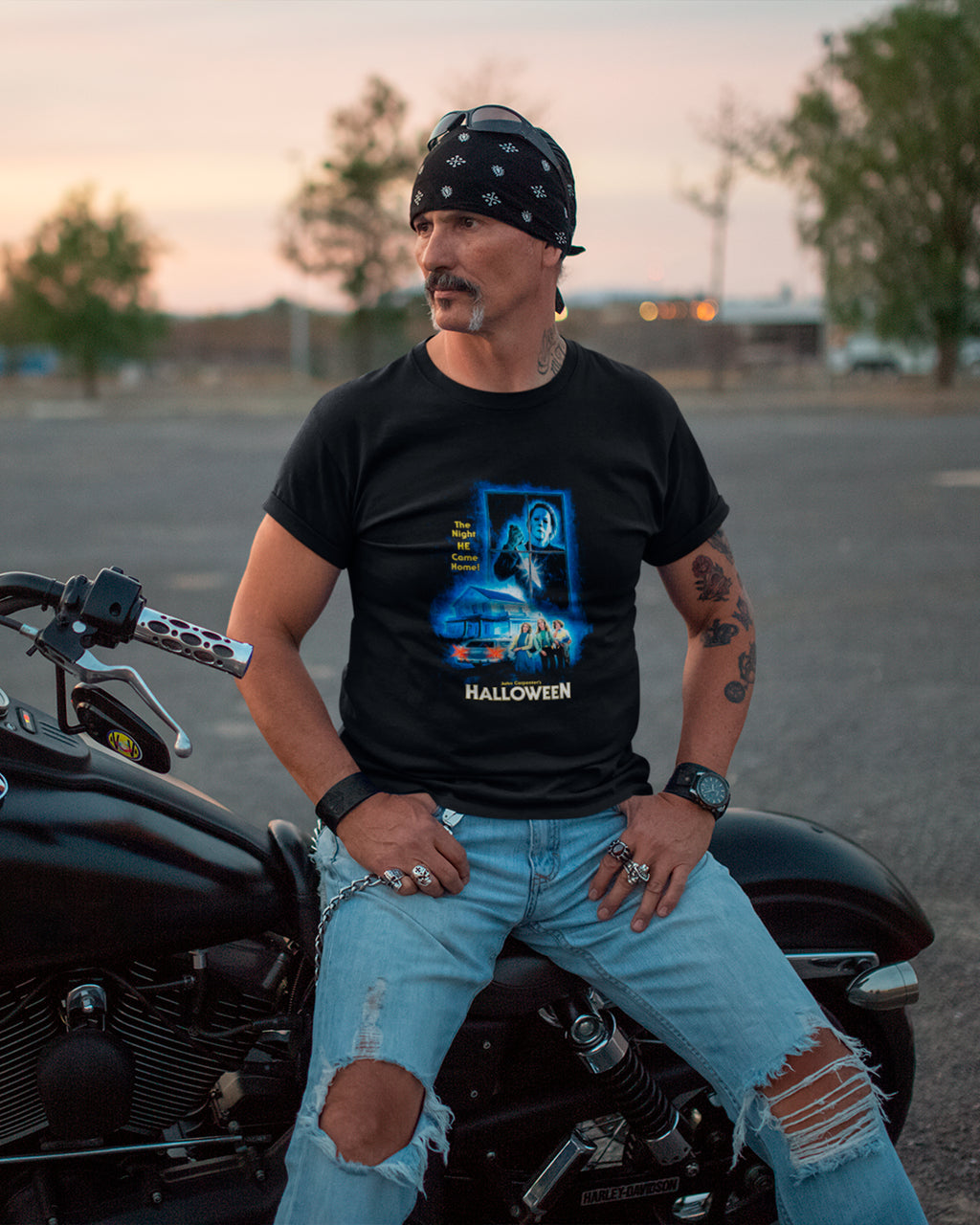 Camiseta Preta Halloween The Night He Comes Home Unissex