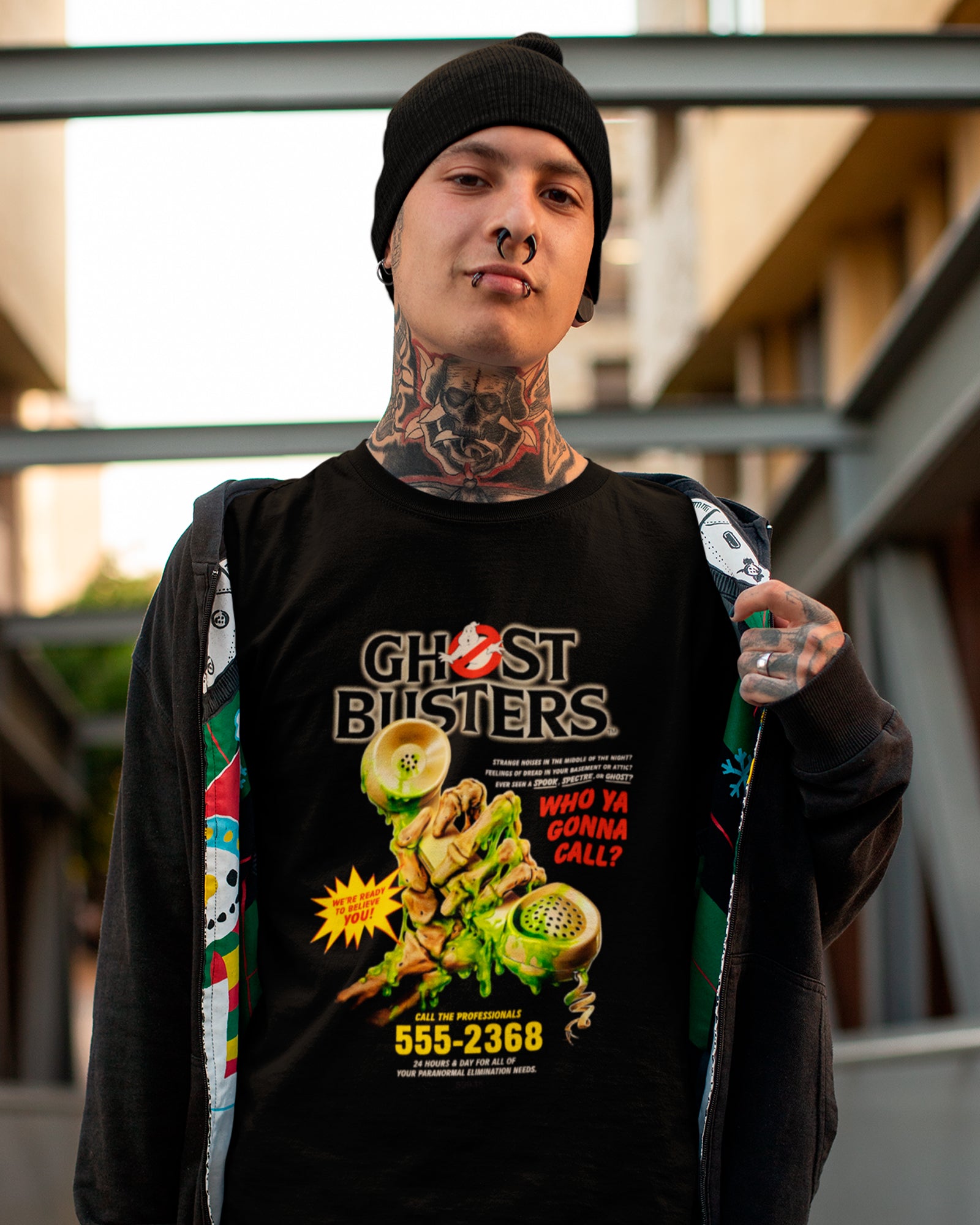 Camiseta Preta Skeleton Hand Ghost Call Unissex