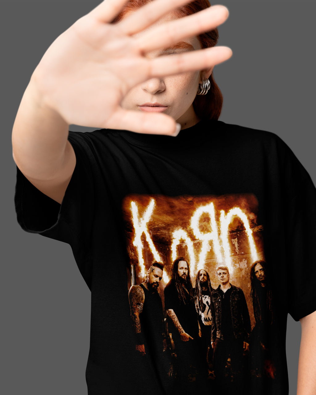 Camiseta Preta Korn Integrantes em Fumaça Rock