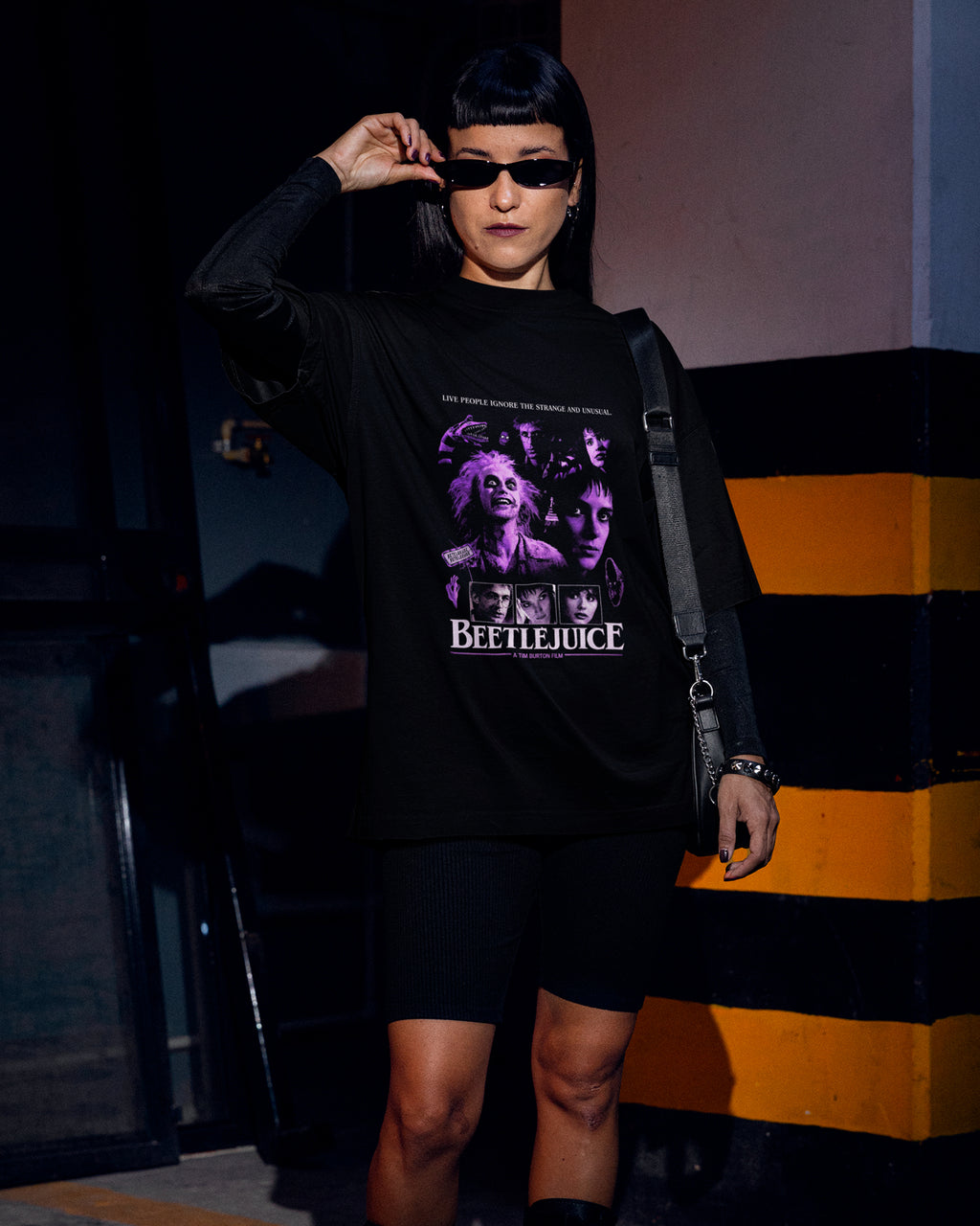 Camiseta Preta Beetlejuice Strange and Unusual Frase Unissex