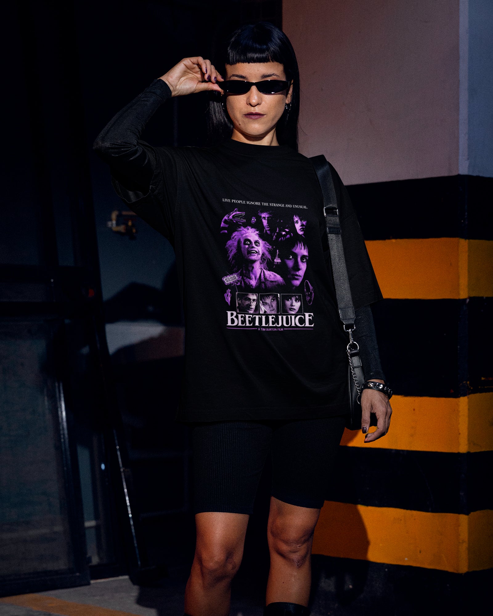 Camiseta Preta Beetlejuice Strange and Unusual Frase Unissex