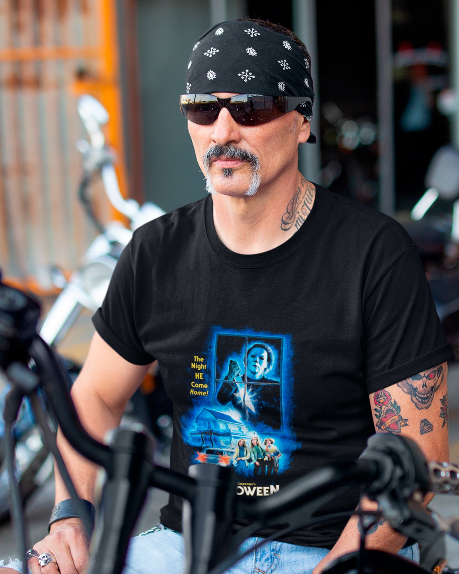 Camiseta Preta Halloween The Night He Comes Home Unissex