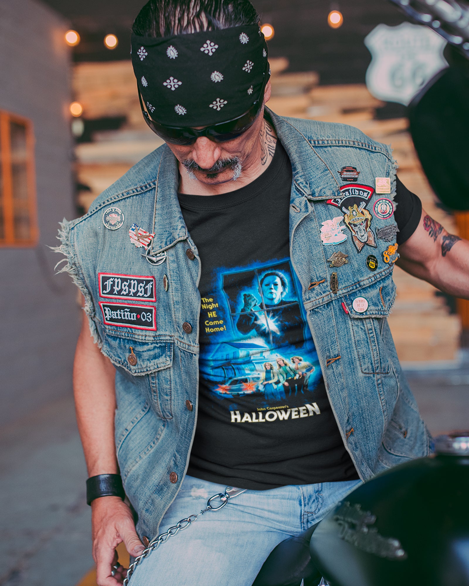 Camiseta Preta Halloween The Night He Comes Home Unissex