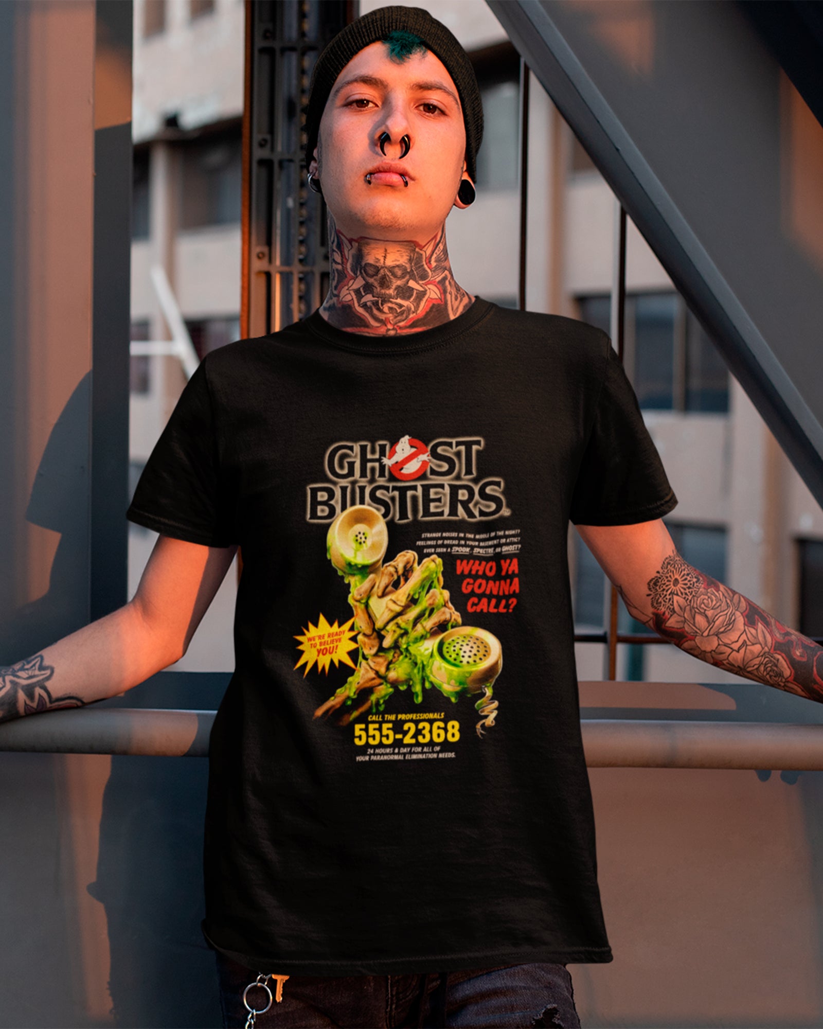 Camiseta Preta Skeleton Hand Ghost Call Unissex