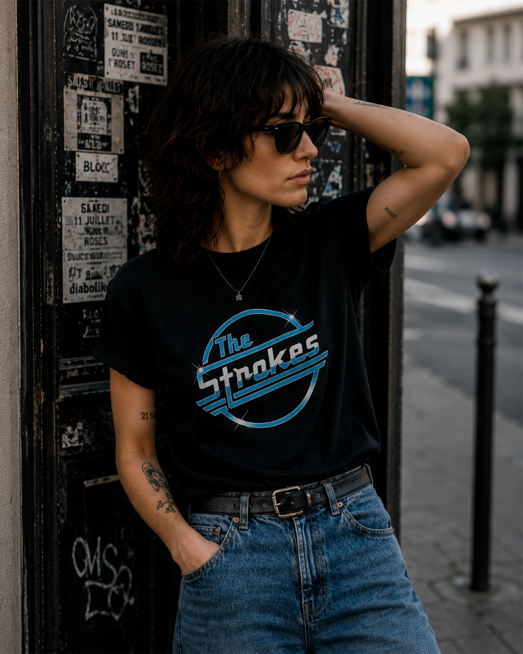 Camiseta Preta The Strokes Logo Neon Overdrive