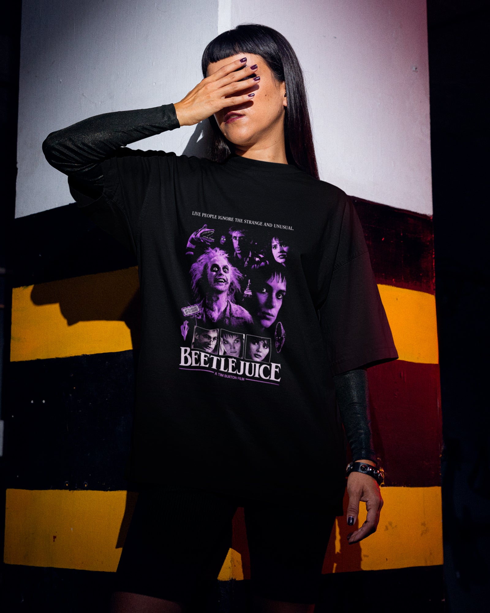 Camiseta Preta Beetlejuice Strange and Unusual Frase Unissex