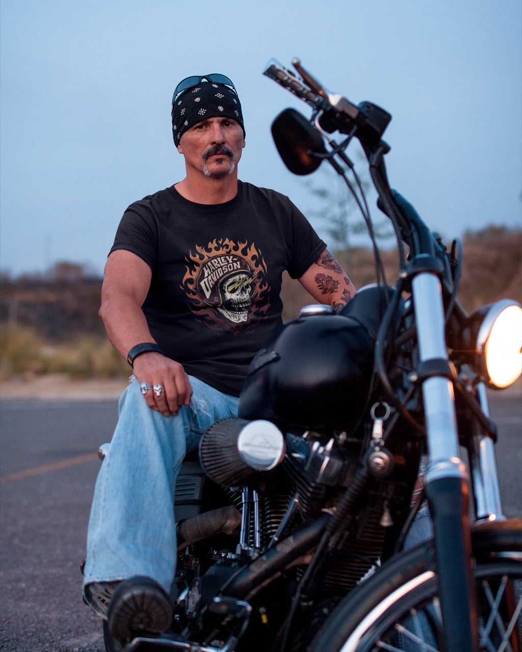 Camiseta Preta Caveira em Chamas Capacete Moto Estilo Biker