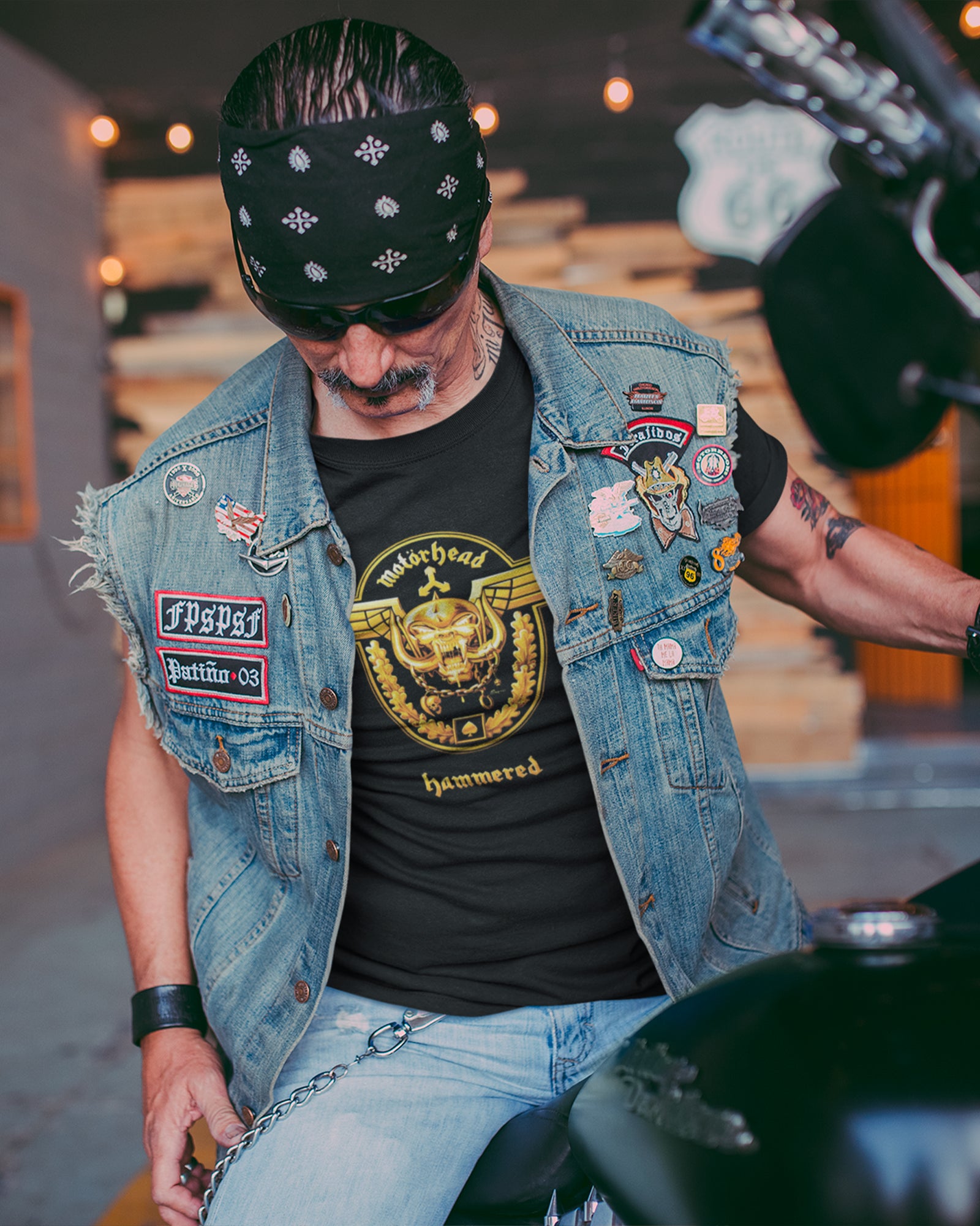 Camiseta Motörhead Hammered Dourado Preta Estampada