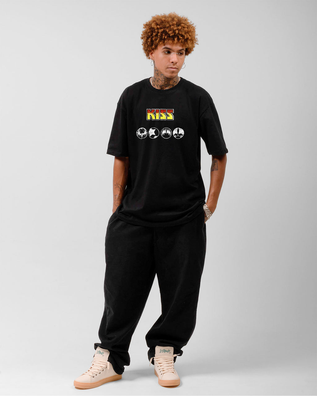Camiseta Preta KISS Degradê Colorido Símbolos Unissex