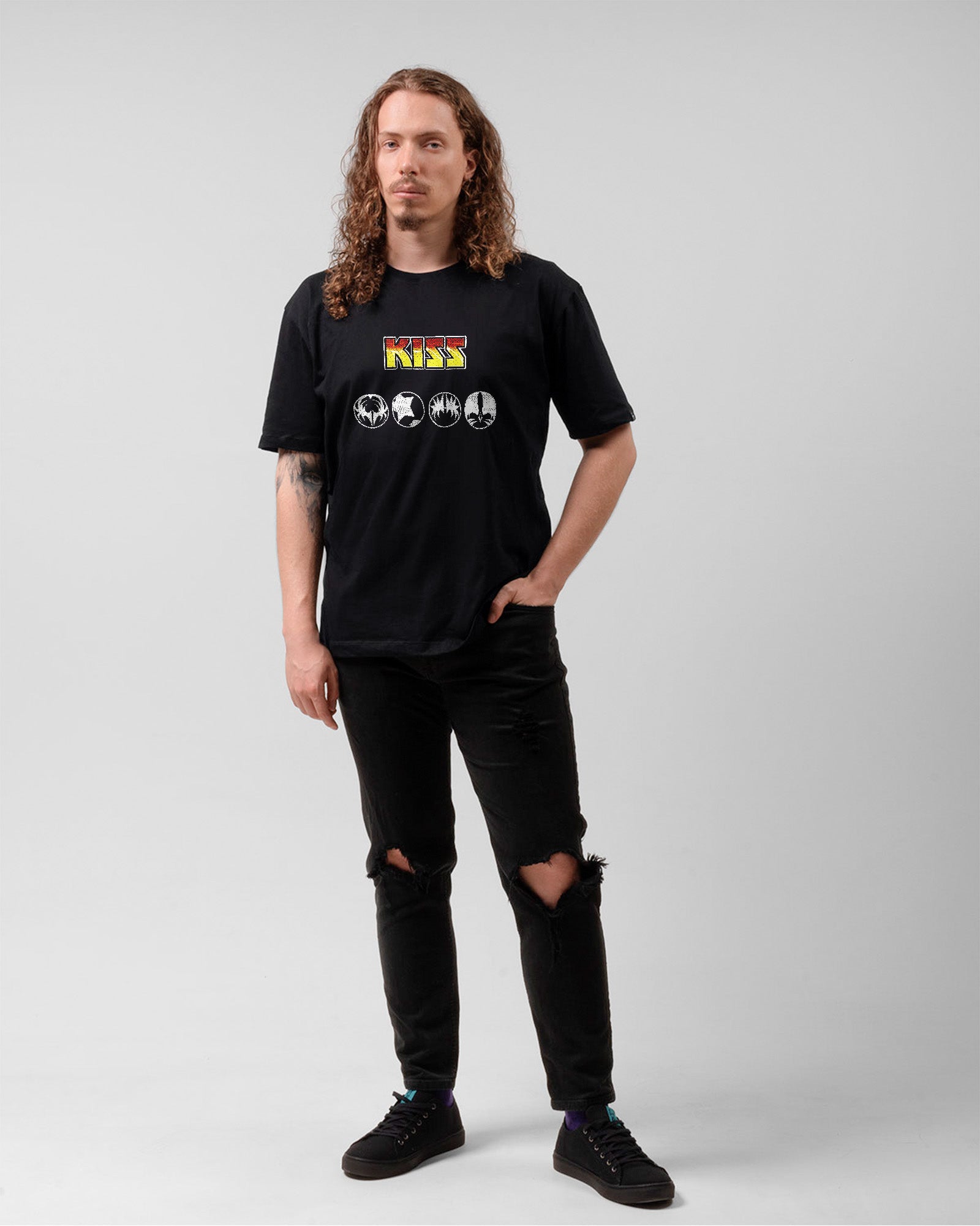 Camiseta Preta KISS Degradê Colorido Símbolos Unissex