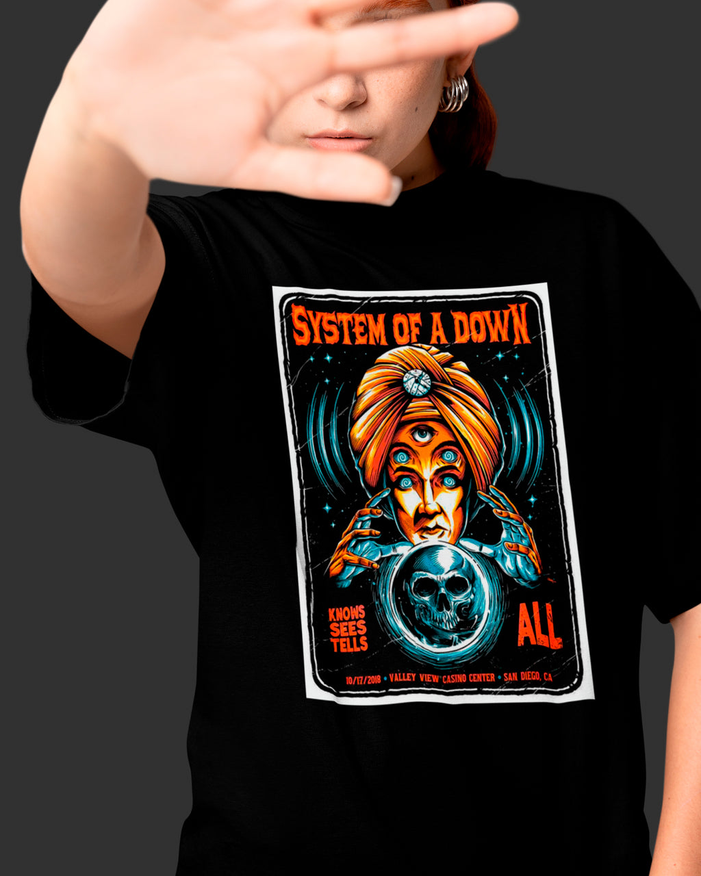 Camiseta Preta System of a Down Knows Sees Tells