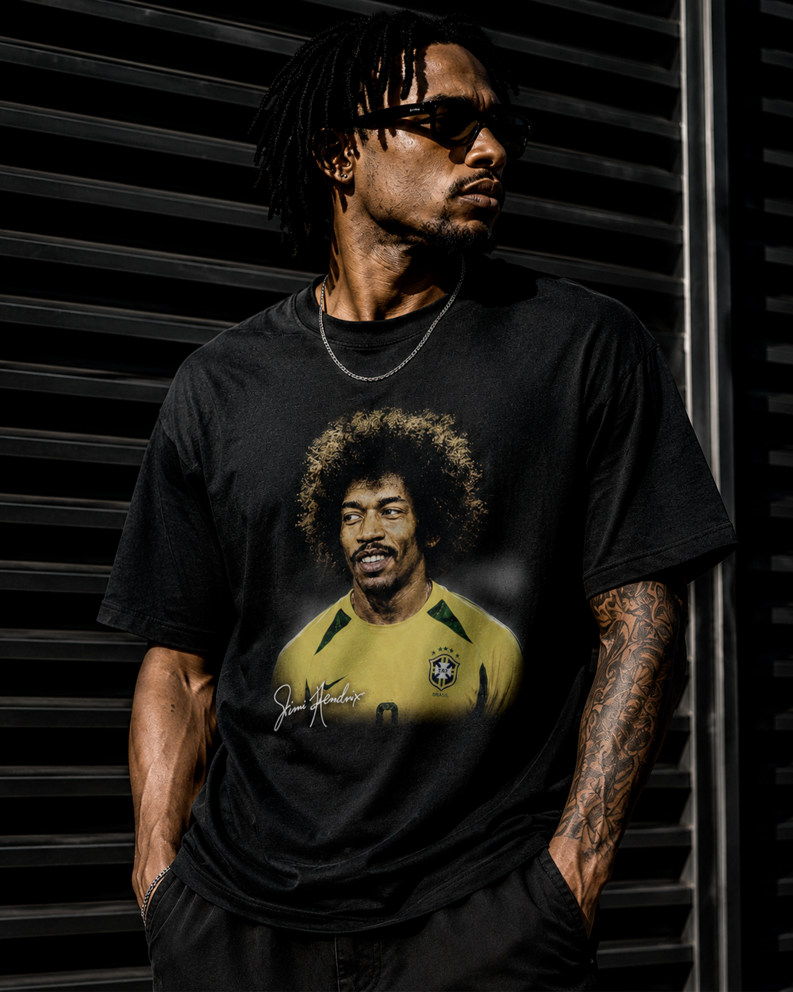Camiseta Preta Jimi Hendrix Vestindo a Amarelinha