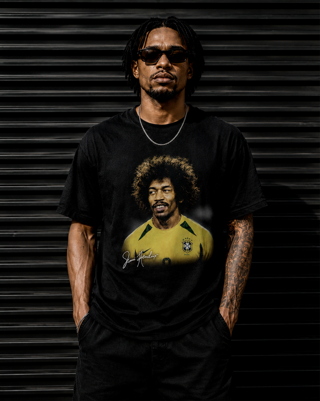 Camiseta Preta Jimi Hendrix Vestindo a Amarelinha