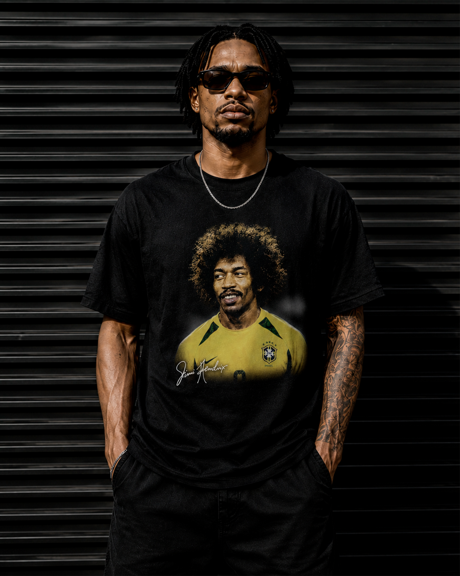 Camiseta Preta Jimi Hendrix Vestindo a Amarelinha