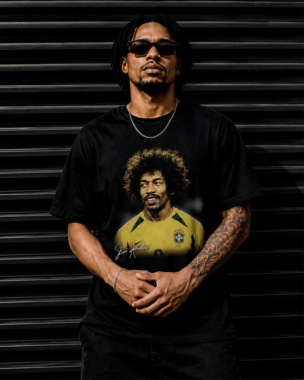 Camiseta Preta Jimi Hendrix Vestindo a Amarelinha