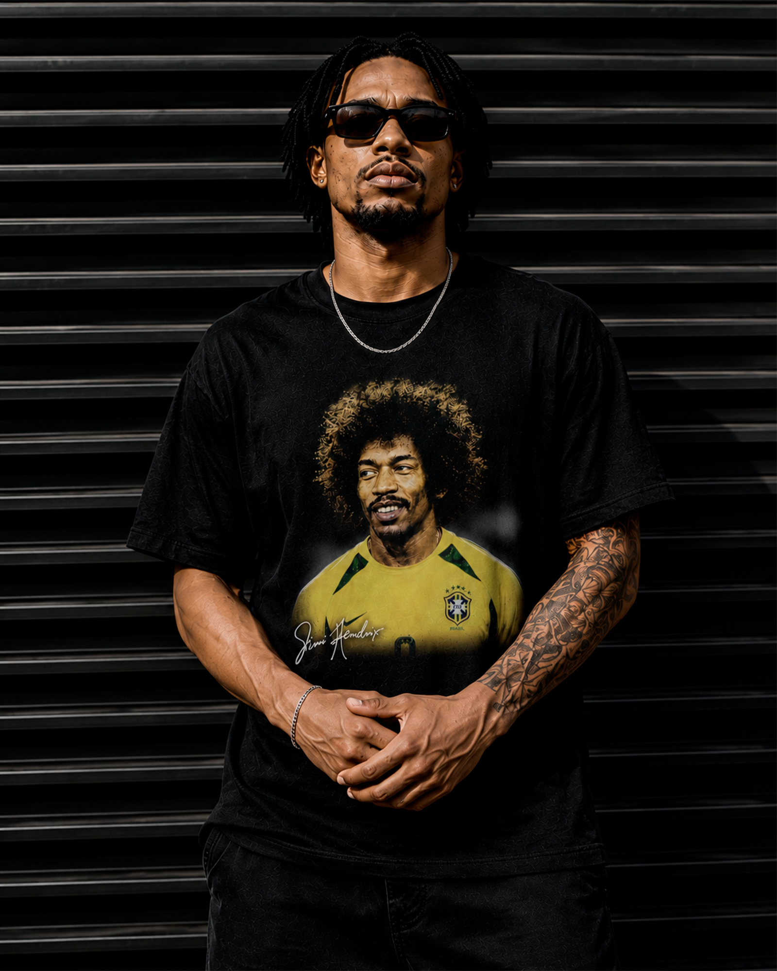 Camiseta Preta Jimi Hendrix Vestindo a Amarelinha