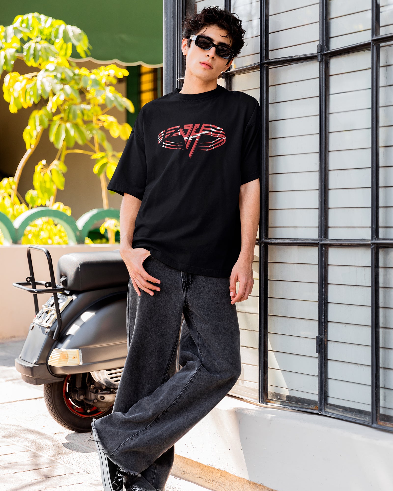Camiseta Preta Van Halen Iniciais Logo Círculo Vermelho Unissex