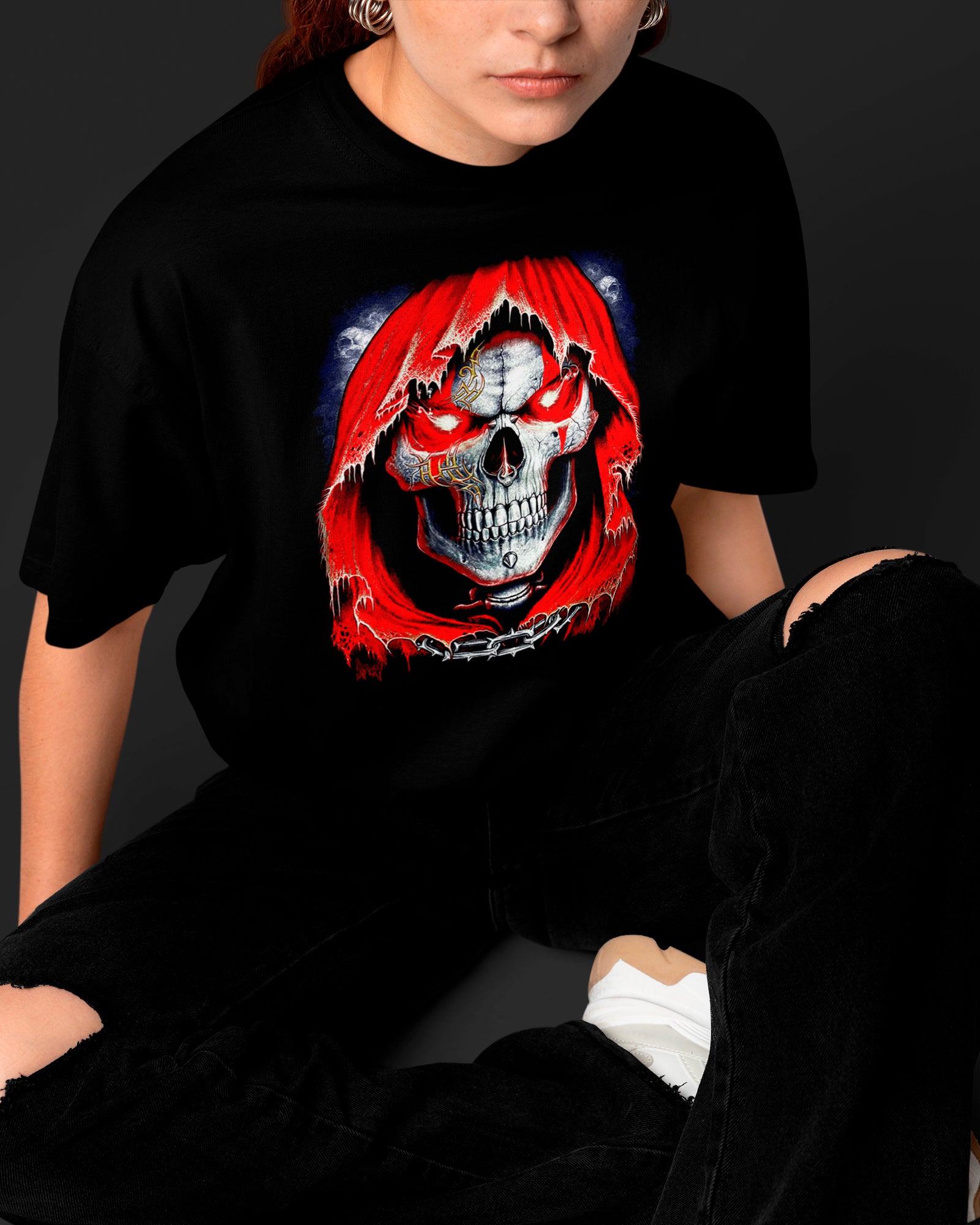 Camiseta Preta Caveira Capuz Vermelho